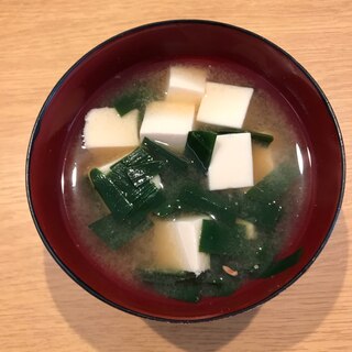 ニラと豆腐の味噌汁